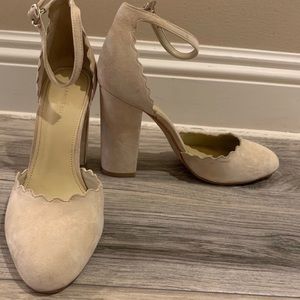 Sahar Heels, Scalloped edge, Closed toe, Thick heel size 8.5. Marc Fisher
